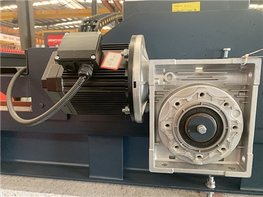 Động cơ servo phía trước và phía sau